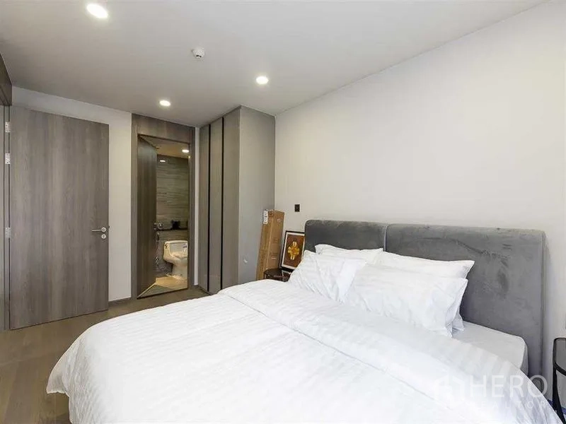 คอนโด ให้เช่าในPathum Wan, Bangkok - ห้องนอนที่สามมองไปยังตู้เสื้อผ้าและทางเข้าห้องน้ำ