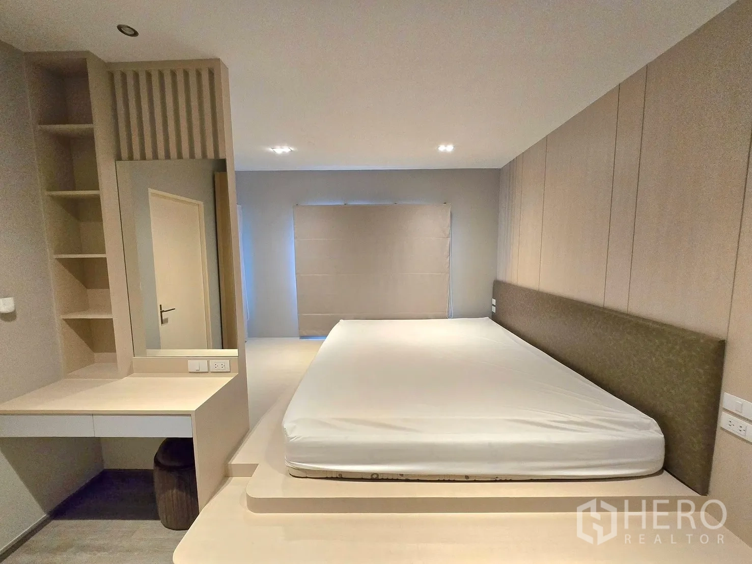 Townhouse for rent in Bang Phli, Samut Prakan - Another view of the master bedroom showing the platform bed and accent wall.
