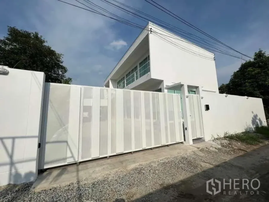 บ้าน ให้เช่าในLat Krabang, Bangkok - ประตูรั้วบานเลื่อนสมัยใหม่และกำแพงสูง ให้ความเป็นส่วนตัวหน้าอาคารสองชั้น