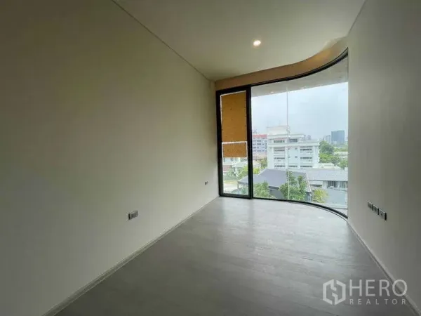 คอนโด ขายในPhaya Thai, Bangkok - ห้องนอนมุมโค้งกระจกเต็มผนัง มองเห็นวิวสกายไลน์ของเมือง