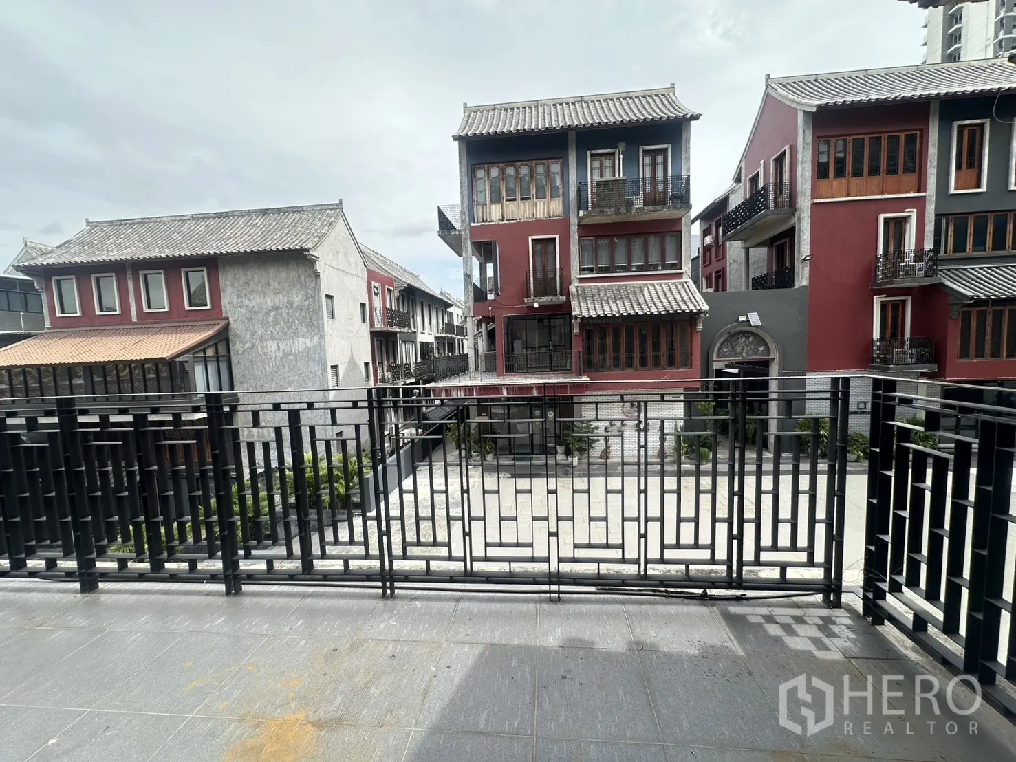 带办公室的家 出租在Pathum Wan, Bangkok - 阳台视角看向庭院与坡屋顶低层建筑