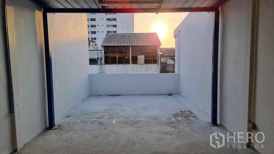 ทาวน์เฮาส์ ให้เช่าในHuai Khwang, Bangkok - ดาดฟ้าพร้อมกันสาดบางส่วน มองเห็นพระอาทิตย์ตกและอาคารเตี้ย