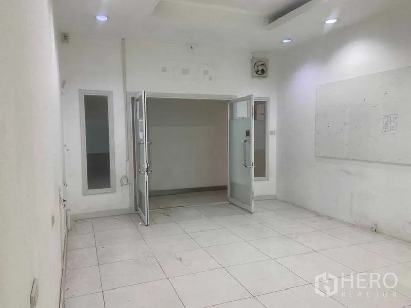 Office Space for rent in Saphan Sung, Bangkok - Bright room with double glass doors and tiled flooring