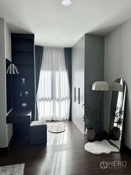 บ้าน ให้เช่าในBang Phli, Samut Prakan - มุมแต่งตัวพร้อมกระจกยืน ตู้เสื้อผ้า และแสงธรรมชาติอ่อนๆ