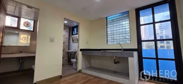 办公空间 出租 - 茶水间带长台面与水槽，采光窗并连接独立卫生间。