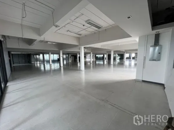 Office Space for rent in Mueang Samut Prakan, Samut Prakan - Expansive open-plan office floor with white columns, polished concrete and ceiling lighting.
