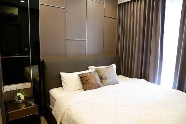 คอนโด ให้เช่าในHuai Khwang, Bangkok - ห้องนอนหลักของคอนโดในกรุงเทพฯ หัวเตียงบุนวม โทนกลาง และผ้าม่านทึบแสง