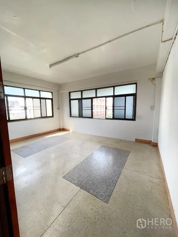 Warehouse for rent or sale in Thanyaburi, Pathum Thani - Upper-level office with wide windows allowing natural light.