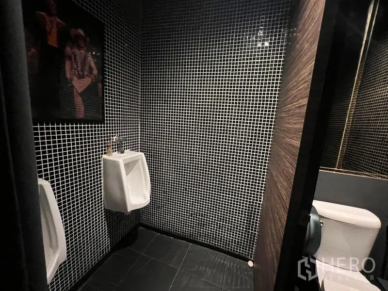 พื้นที่ขายปลีก ให้เช่าในWatthana, Bangkok - ห้องน้ำปูกระเบื้องโมเสคขาวดำ พร้อมโถปัสสาวะและโถส้วม