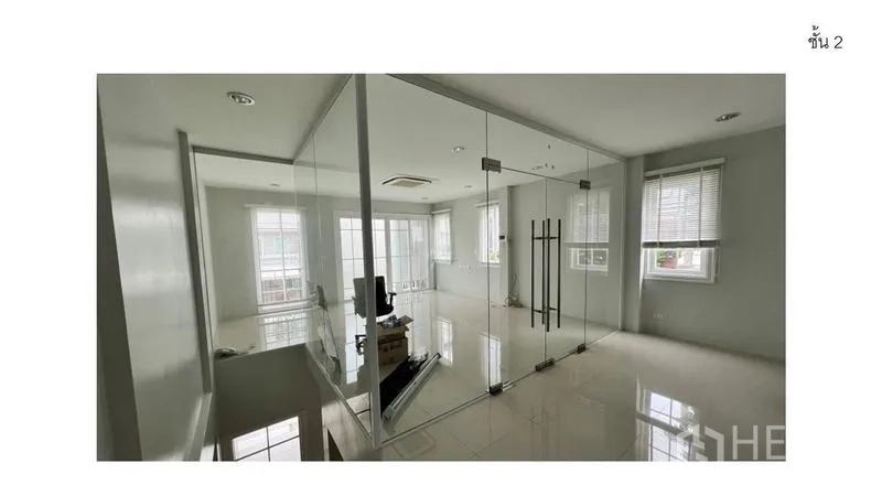 สำนักงานที่บ้าน ให้เช่า - ห้องประชุมผนังกระจกชั้นสอง รับแสงสองด้าน พร้อมประตูบานเลื่อน