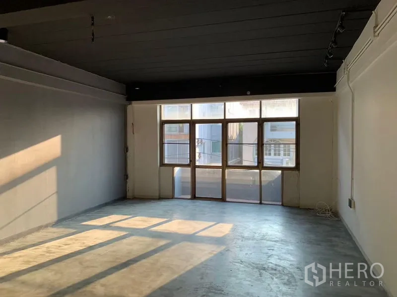 อาคารพาณิชย์ ขายในHuai Khwang, Bangkok - ห้องชั้นบนเปิดโล่ง พื้นปูนขัดมันและหน้าต่างบานใหญ่