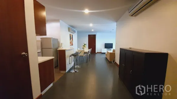 คอนโด ให้เช่าในKhlong Toei, Bangkok - พื้นที่เปิดโล่งประกอบด้วยครัว บาร์นั่งทาน ชุดโต๊ะอาหาร และมุมนั่งเล่น