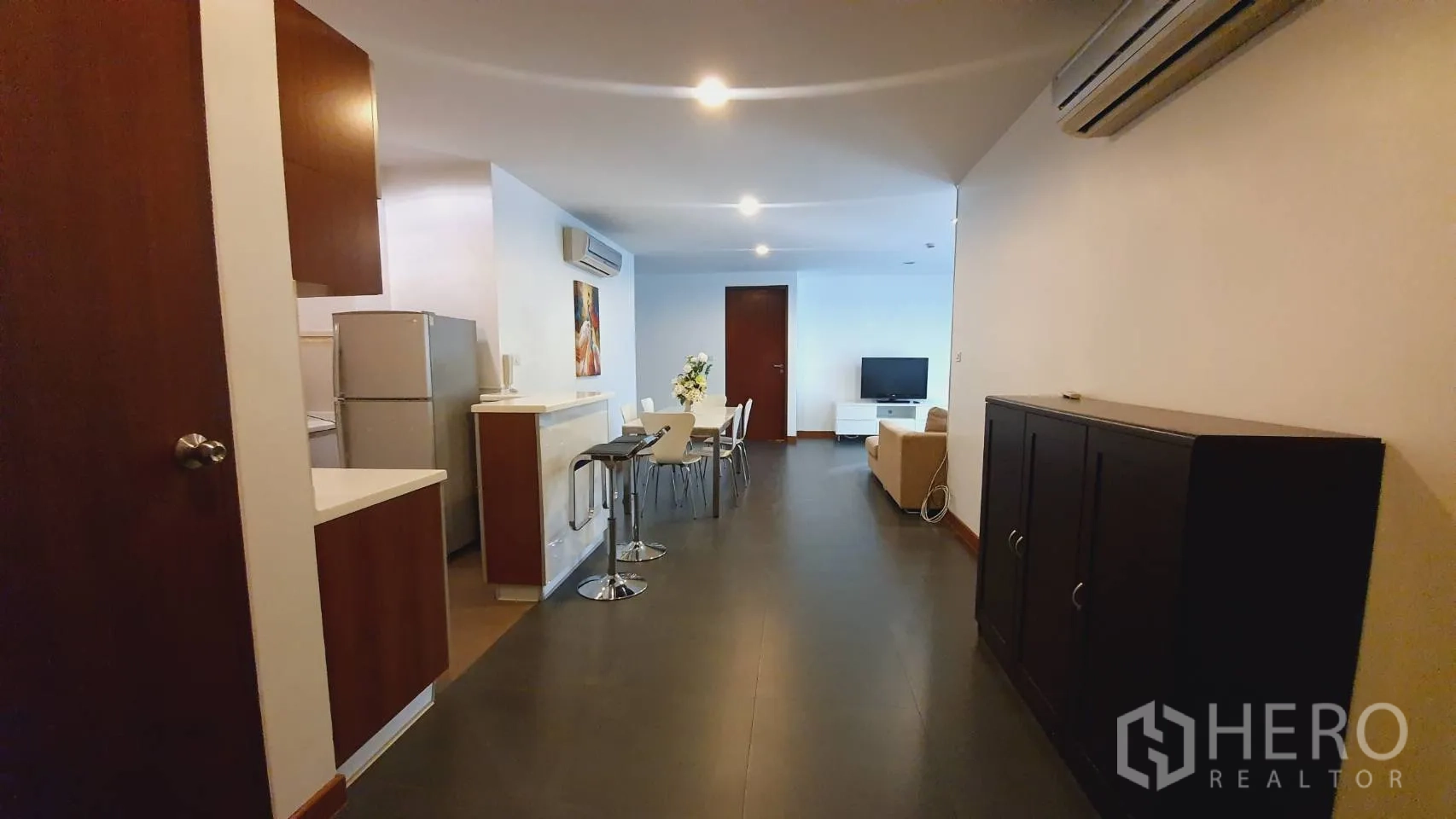 คอนโด ให้เช่าในKhlong Toei, Bangkok - พื้นที่เปิดโล่งประกอบด้วยครัว บาร์นั่งทาน ชุดโต๊ะอาหาร และมุมนั่งเล่น