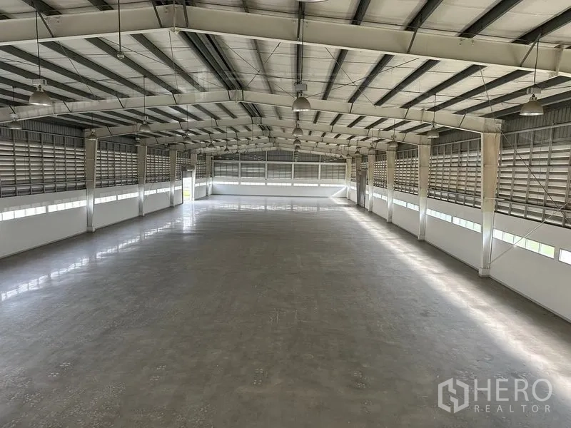 工厂 出租在Phra Nakhon Si Ayutthaya - 俯视车间，高挑空间、抛光地坪及等距布置的高棚灯。