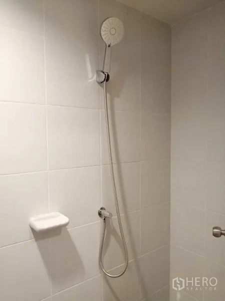 อาคารพาณิชย์ ให้เช่าในDin Daeng, Bangkok - ห้องน้ำปูกระเบื้องสีขาว พร้อมชุดฝักบัวติดผนัง