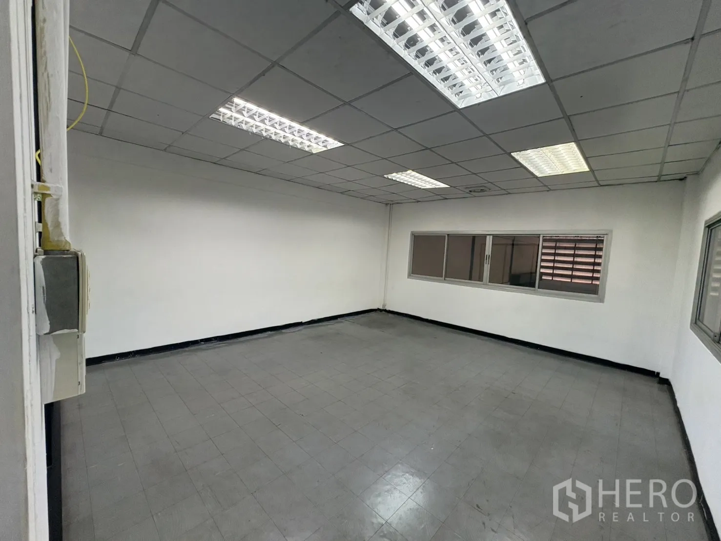 คลังสินค้า ให้เช่าในBang Phli, Samut Prakan - ห้องสำนักงานโล่ง ฝ้าทีบาร์พร้อมหน้าต่างและพื้นทนทาน