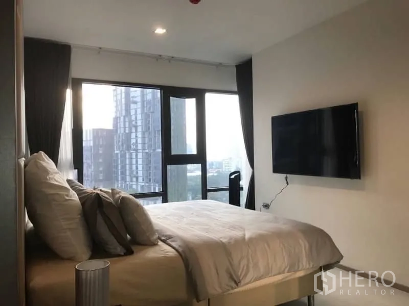 คอนโด ให้เช่าหรือขายในKhlong Toei, Bangkok - ห้องนอนมุมกระจกพาโนรามา พร้อมทีวีติดผนัง มองเห็นเมือง