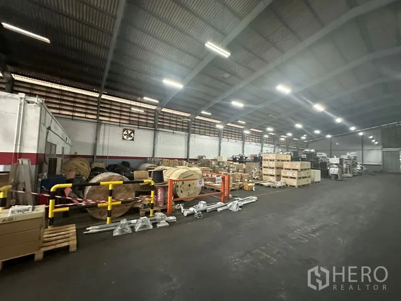 คลังสินค้า ให้เช่าในKhlong Toei, Bangkok - โซนจัดเก็บสินค้าในโกดัง เห็นลังสินค้า ราวกันตก และผนังระบายอากาศ.