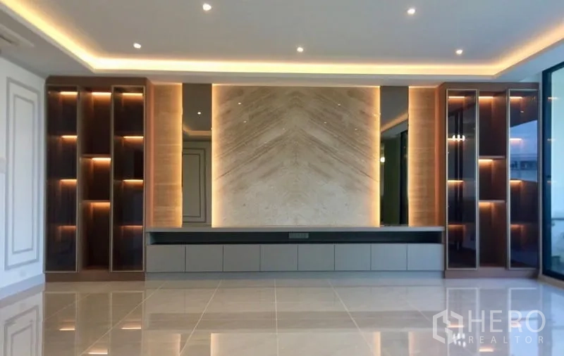 คอนโด ให้เช่า - ผนังทีวีบิวท์อินพร้อมตู้โชว์ไฟส่องและแผงหินอ่อน