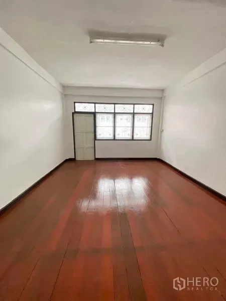 店屋 出售在Phra Khanong, Bangkok - 明亮的楼上房间，木地板，整排磨砂窗与单扇门，适合办公或居住。