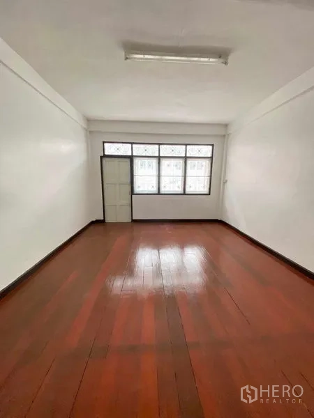 店屋 出售在Phra Khanong, Bangkok - 明亮的楼上房间，木地板，整排磨砂窗与单扇门，适合办公或居住。