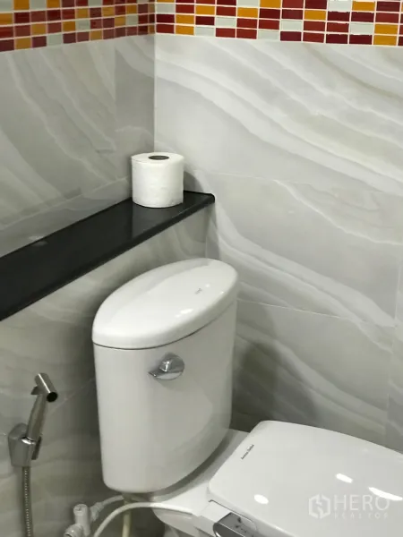 公寓 出租或出售在Watthana, Bangkok - 公寓浴室内的坐便与喷枪，红橙马赛克边饰