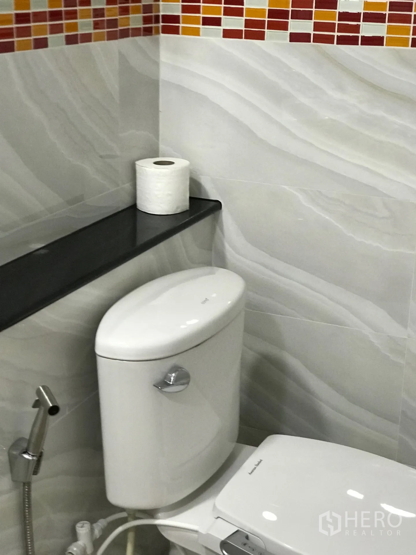 公寓 出租或出售在Watthana, Bangkok - 公寓浴室内的坐便与喷枪，红橙马赛克边饰