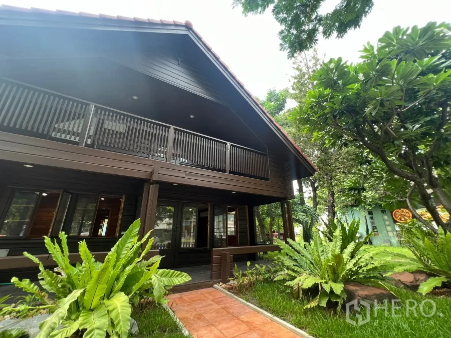 สำนักงานที่บ้าน ให้เช่าในSuan Luang, Bangkok - โฮมออฟฟิศไม้สองชั้นพร้อมระเบียง ทางเดินอิฐ และสวนร่มรื่น