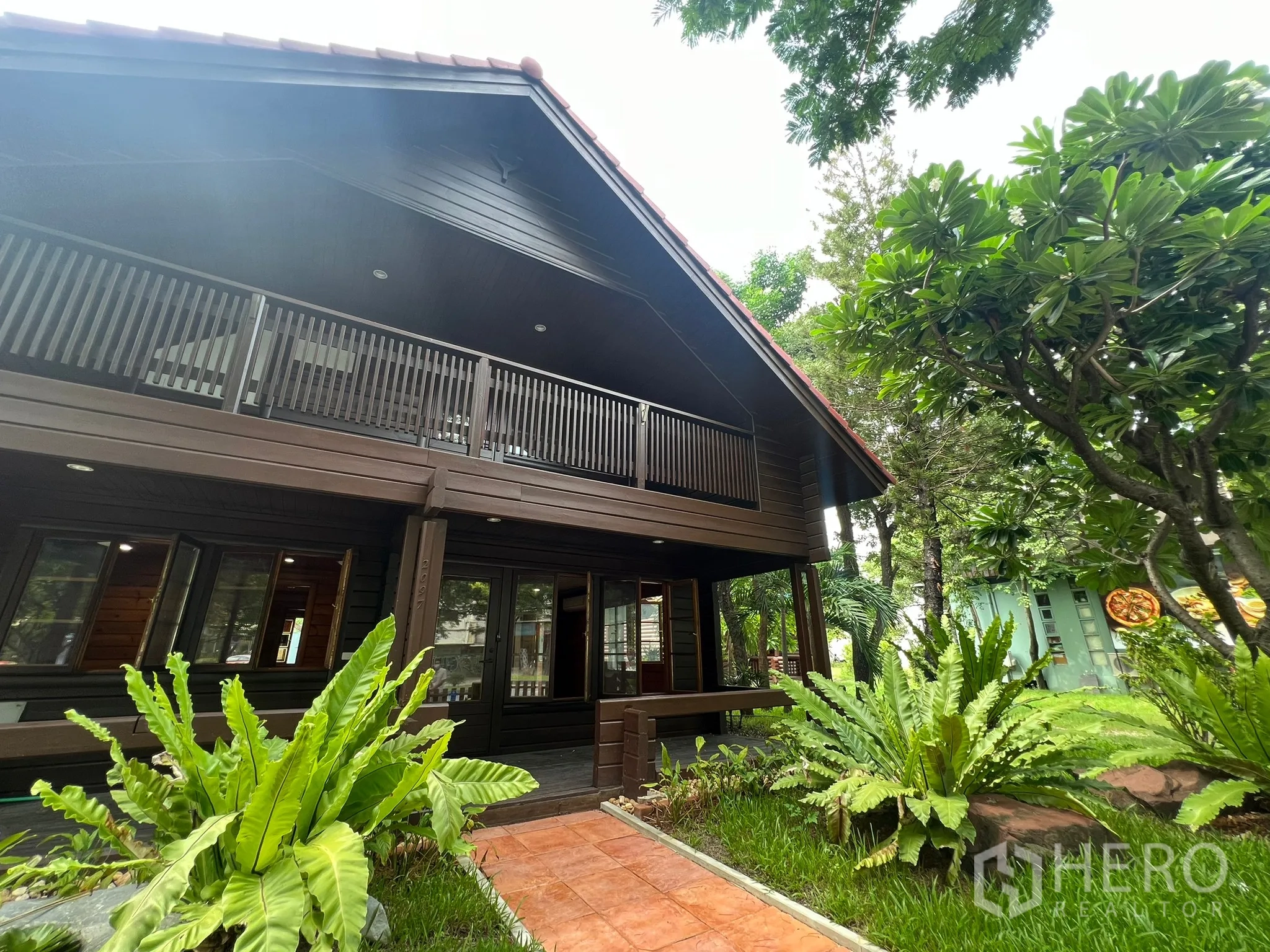 สำนักงานที่บ้าน ให้เช่าในSuan Luang, Bangkok - โฮมออฟฟิศไม้สองชั้นพร้อมระเบียง ทางเดินอิฐ และสวนร่มรื่น