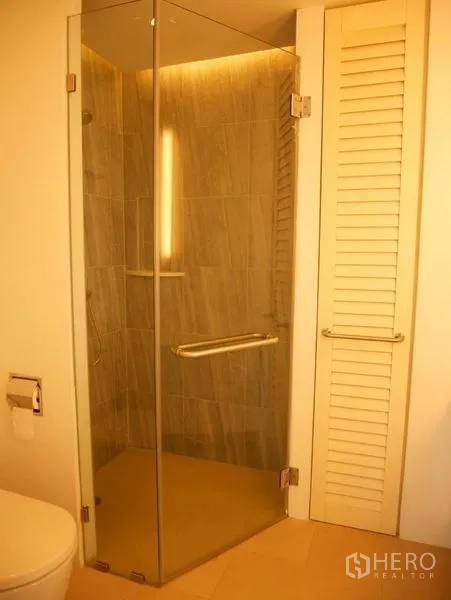 คอนโด ให้เช่าในKhlong Toei, Bangkok - ห้องน้ำสมัยใหม่พร้อมตู้ฝักบัวกระจกและไฟสีนวล