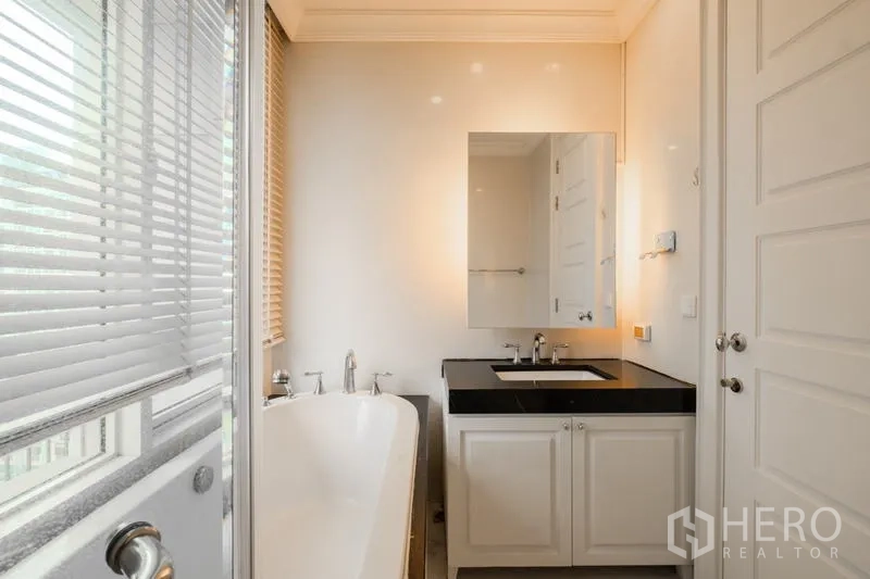 公寓 出售 - 浴室设浸泡浴缸、黑色台面洗手台与百叶窗
