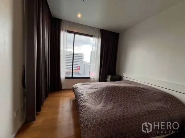 คอนโด ให้เช่า - ห้องนอนพื้นไม้ ผ้าม่านทึบ หน้าต่างกว้าง มุมมองเมือง