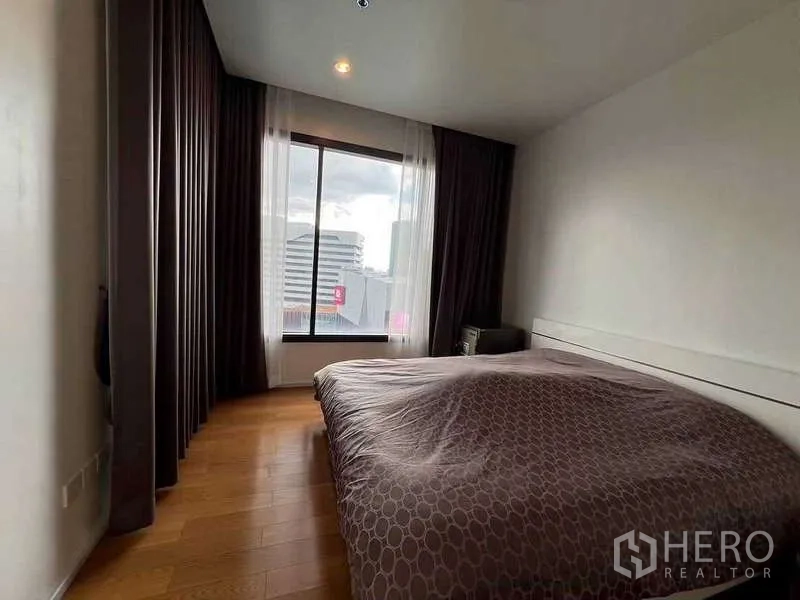 คอนโด ให้เช่า - ห้องนอนพื้นไม้ ผ้าม่านทึบ หน้าต่างกว้าง มุมมองเมือง