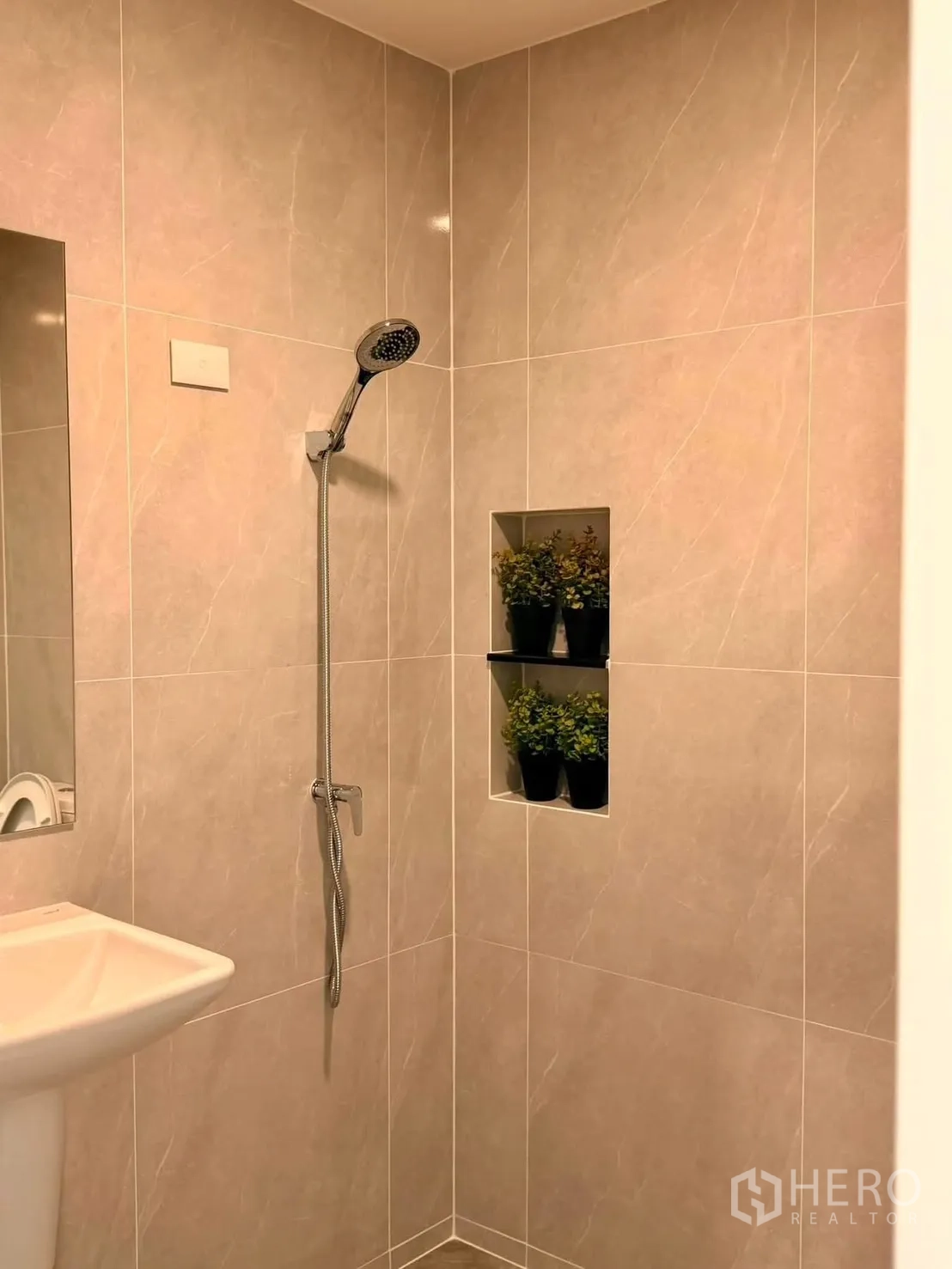 Townhouse for rent in Bang Phli, Samut Prakan - Tiled bathroom with a walk-in shower, handheld spray, and recessed niche shelving.