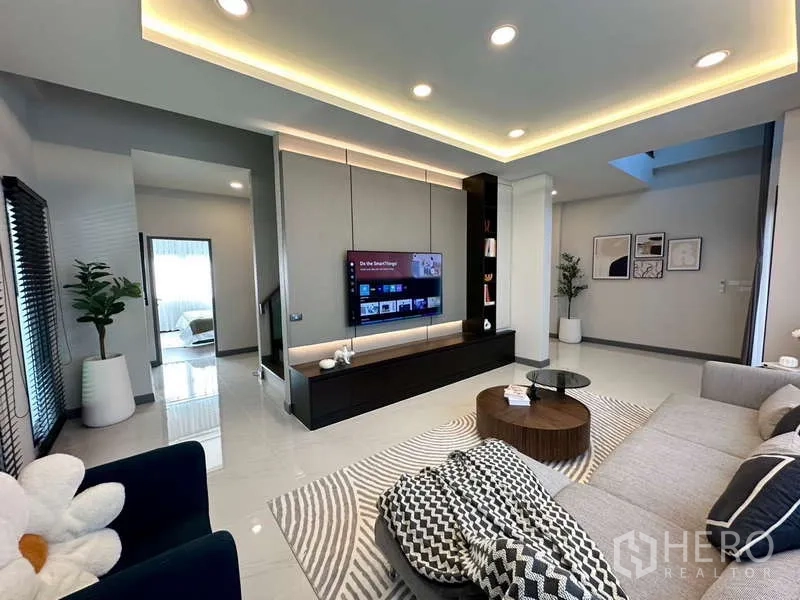 บ้าน ให้เช่าในBang Phli, Samut Prakan - มุมมองห้องนั่งเล่น ตู้วางทีวียาว และทางขึ้นบันได