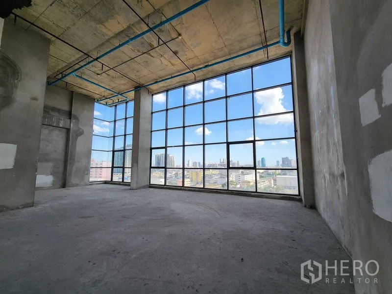 零售空间 出租在Sathon, Bangkok - 开放式转角单元，外露天花与幕墙玻璃，面向曼谷天际线。