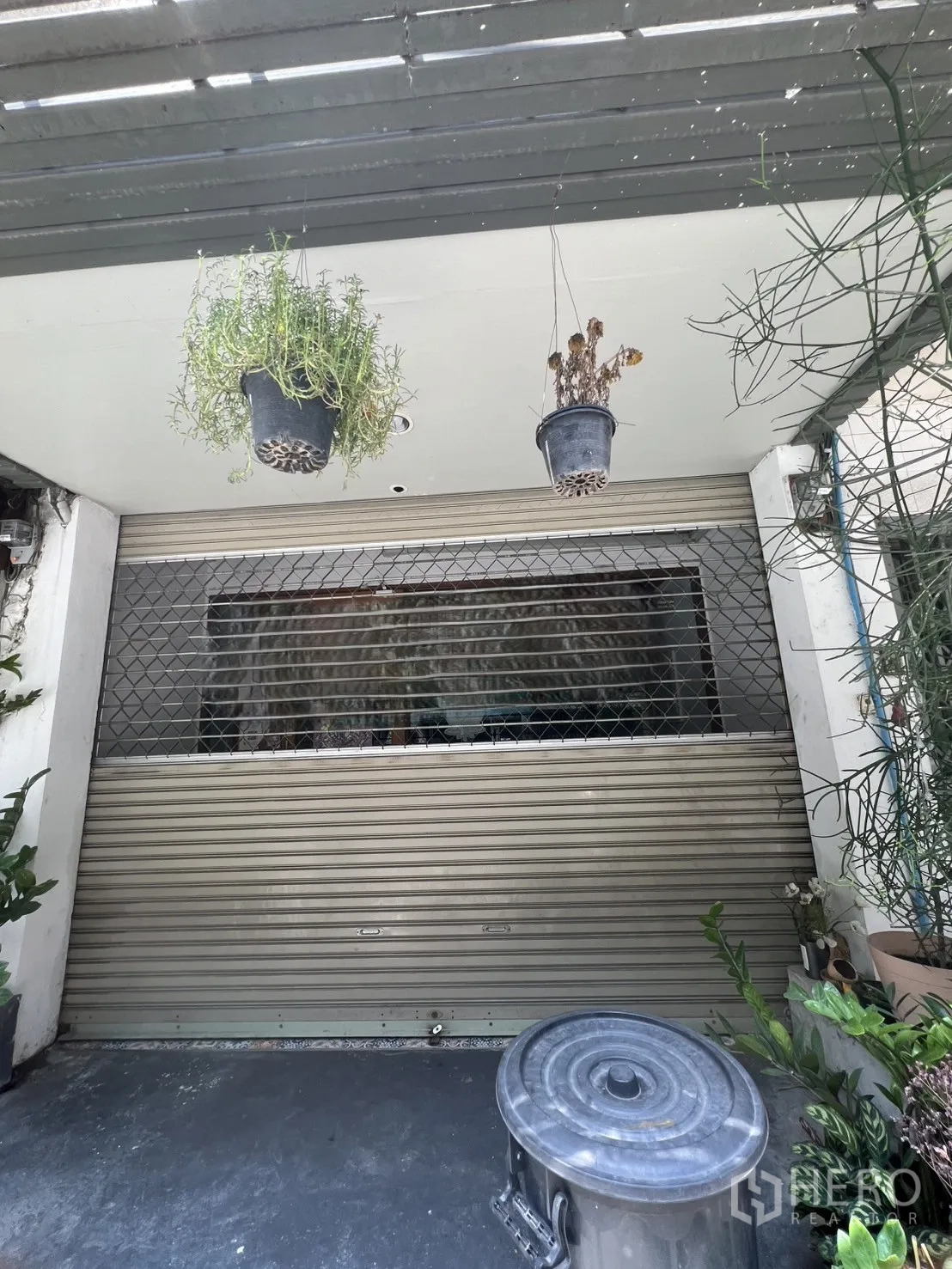 อาคารพาณิชย์ ให้เช่าในWatthana, Bangkok - ประตูม้วนหน้าร้านชั้นล่างพร้อมกระถางแขวน