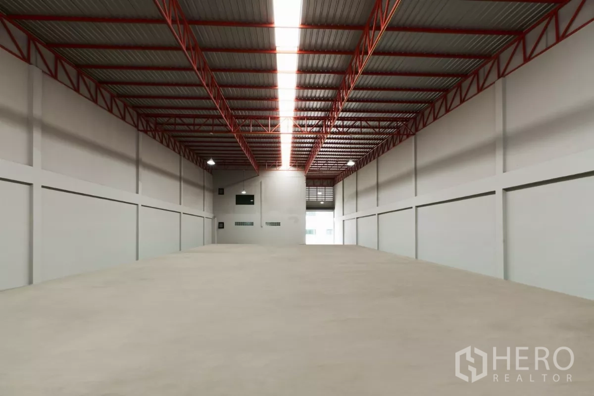 โรงงาน ให้เช่าในMueang Samut Sakhon, Samut Sakhon - มองจากท้ายอาคารไปยังประตูม้วนหน้า ใต้สกายไลท์ตรงกลาง.