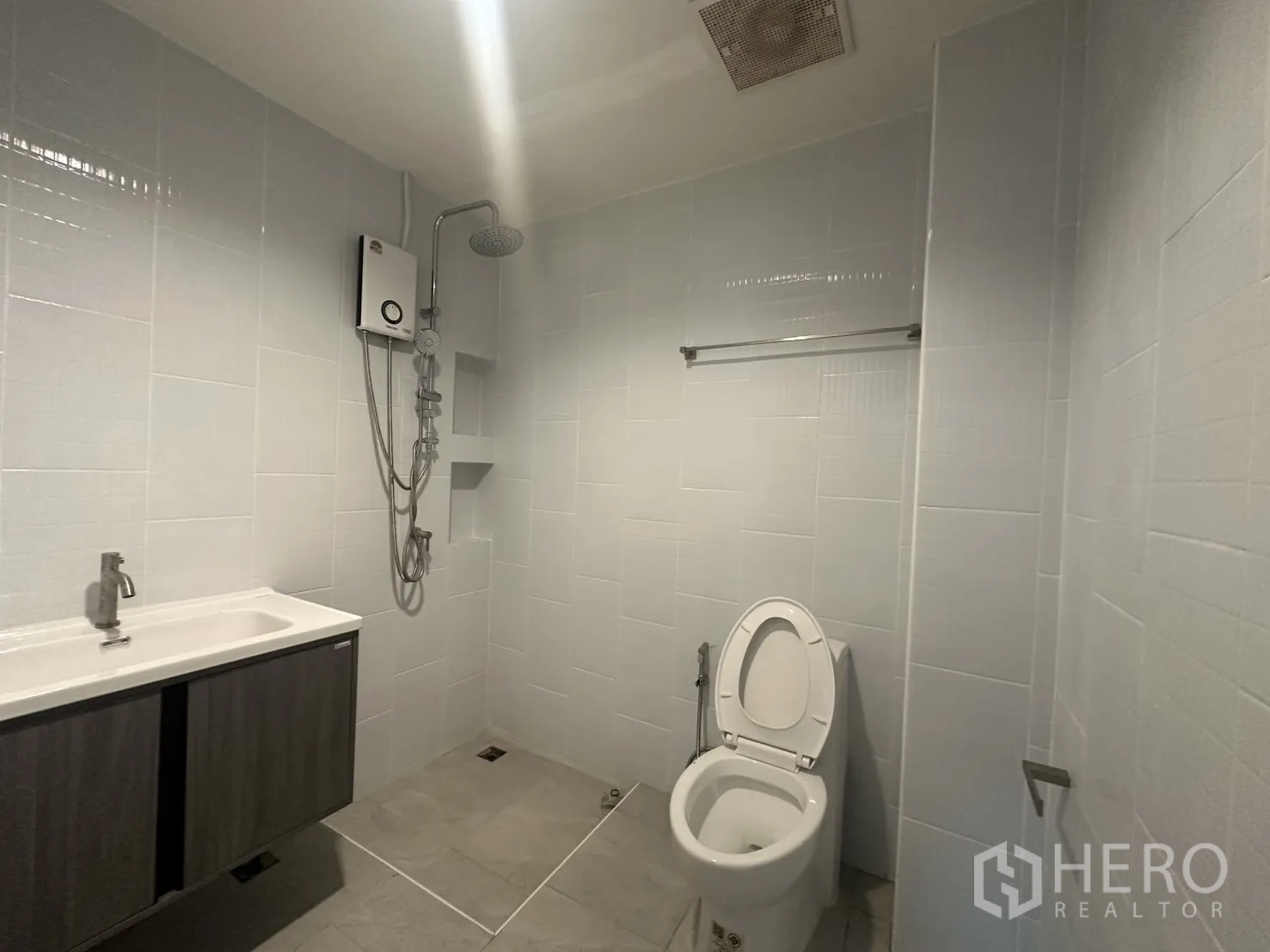สำนักงานที่บ้าน ให้เช่าในKhlong Toei, Bangkok - ห้องน้ำสมัยใหม่พร้อมเรนชาวเวอร์ เครื่องทำน้ำอุ่น และอ่างล้างหน้า