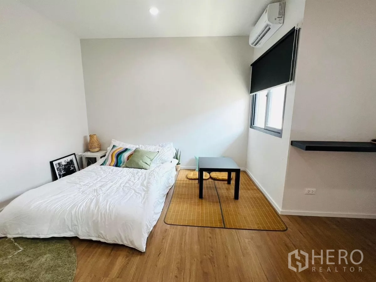 บ้าน ให้เช่าในSaphan Sung, Bangkok - ห้องนอนมินิมอล ฟูกเตี้ย มุมนั่งพื้น และพื้นไม้.