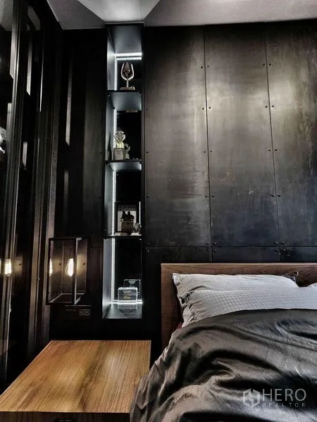 คอนโด ขายในPathum Wan, Bangkok - มุมหัวเตียงกับชั้นโชว์แนวตั้งมีไฟซ่อน