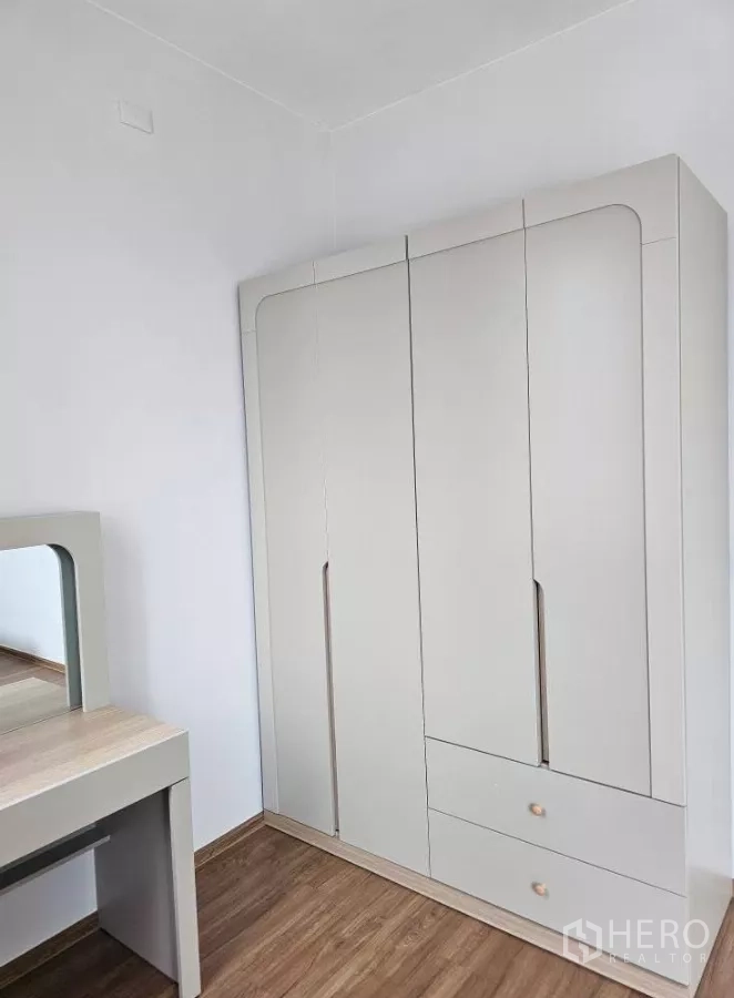 ทาวน์เฮาส์ ให้เช่าในBang Phli, Samut Prakan - มุมแต่งตัวพร้อมตู้เสื้อผ้าขนาดใหญ่และโต๊ะเครื่องแป้งโทนสีอ่อน.