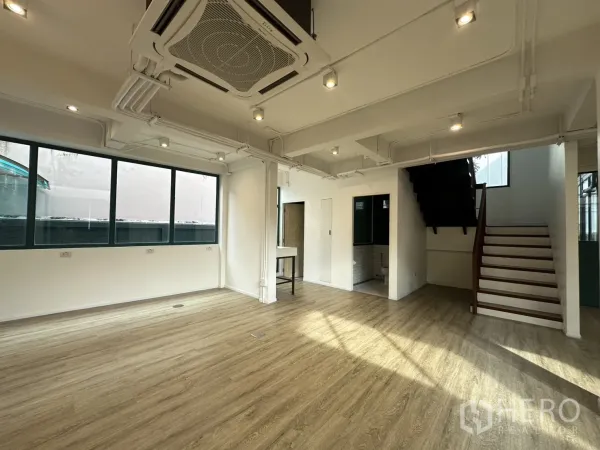 สำนักงานที่บ้าน ให้เช่าหรือขายในPhra Khanong, Bangkok - พื้นที่ทำงานแบบเปิด มีแอร์แขวน ฝ้าไฟสปอร์ตไลท์ และบันไดไม้