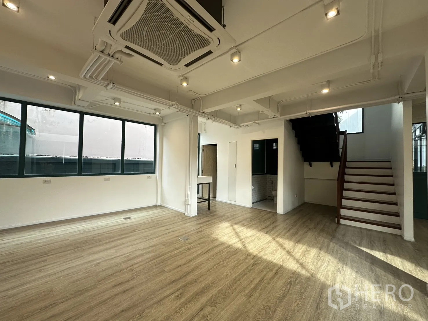 สำนักงานที่บ้าน ให้เช่าหรือขายในPhra Khanong, Bangkok - พื้นที่ทำงานแบบเปิด มีแอร์แขวน ฝ้าไฟสปอร์ตไลท์ และบันไดไม้