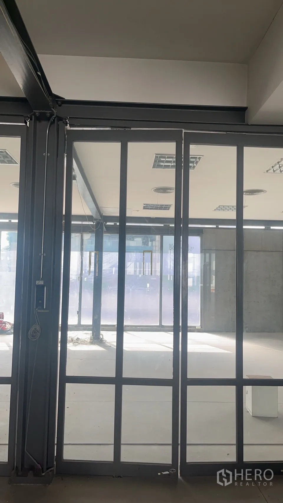 零售空间 出租在Watthana, Bangkok - 钢框玻璃隔断望向宽敞明亮的展示空间