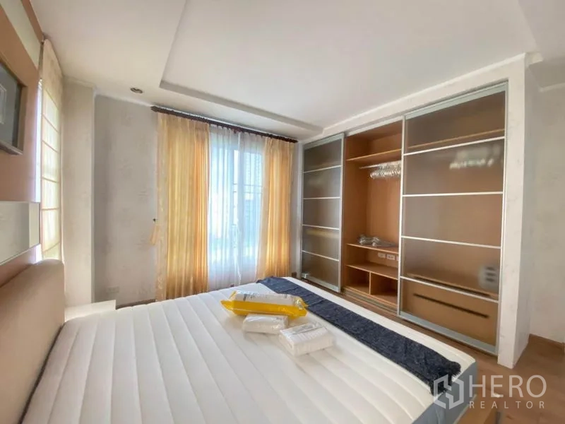 คอนโด ให้เช่าในWatthana, Bangkok - ห้องนอนพร้อมตู้เสื้อผ้าบานเลื่อนบิลท์อินตรงข้ามเตียง รับแสงธรรมชาติอ่อนๆ