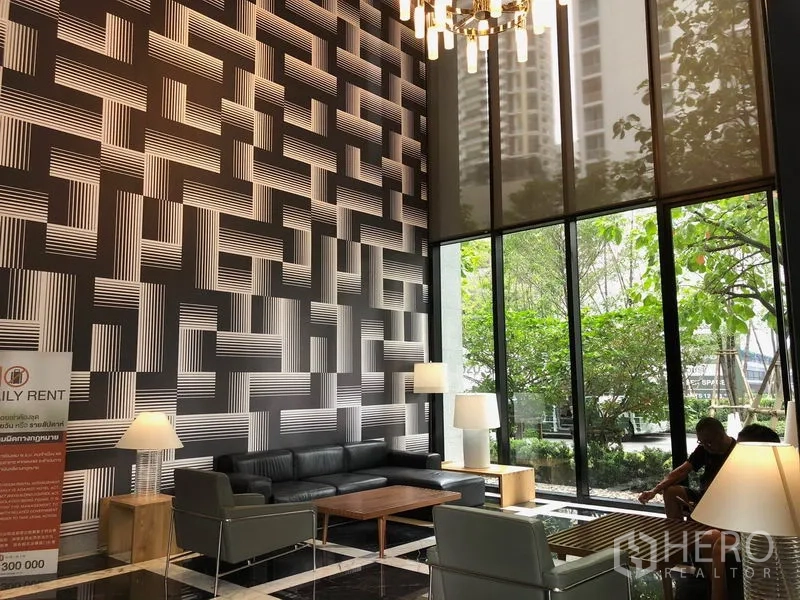 คอนโด ให้เช่าในKhlong Toei, Bangkok - ล็อบบี้เพดานสูง ผนังลายเรขาคณิต พร้อมชุดโซฟานั่งสบาย