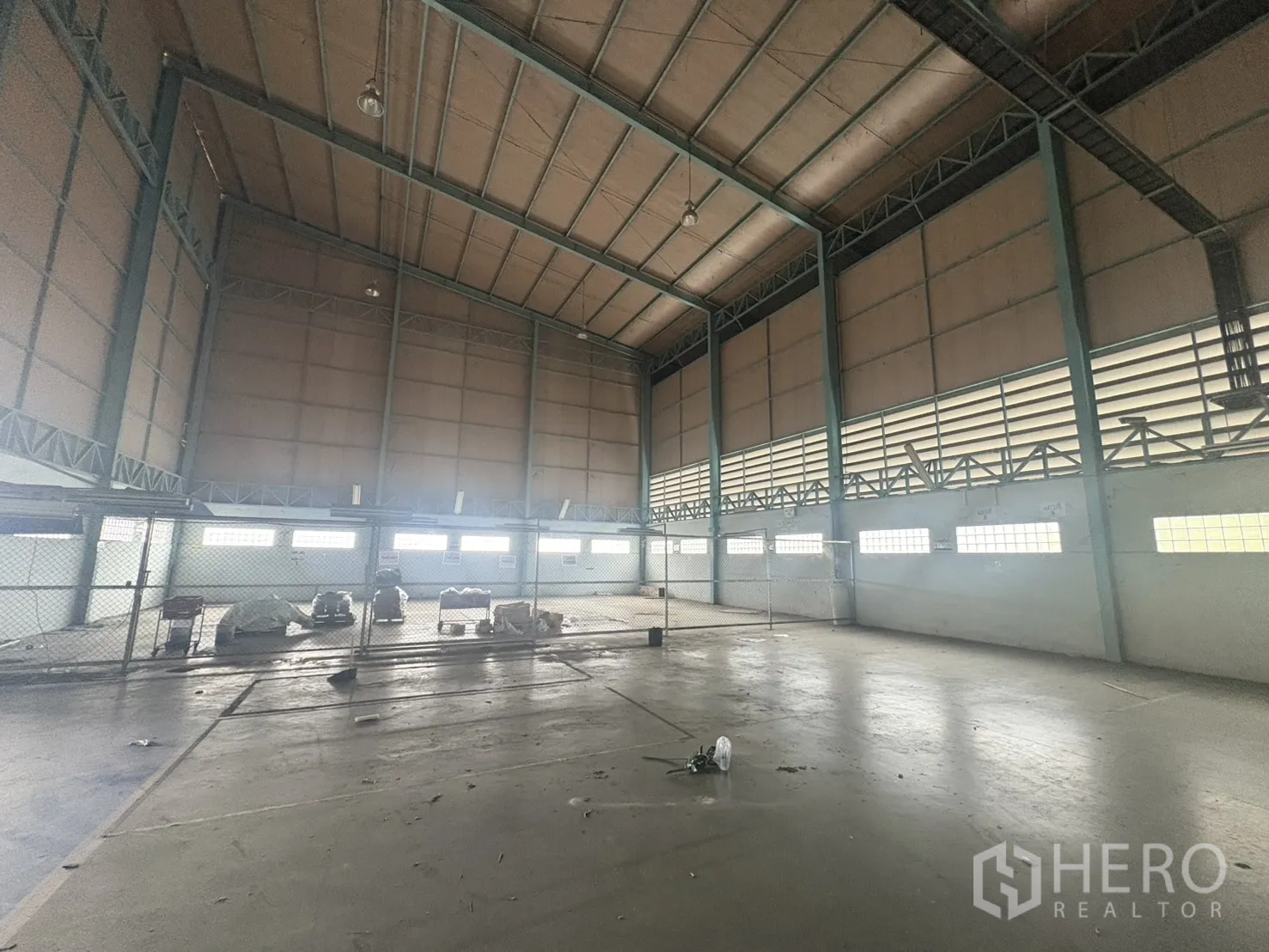 โรงงาน ให้เช่าในKhlong Toei, Bangkok - ห้องเก็บของเพดานสูงกั้นรั้วพร้อมช่องลมระบาย