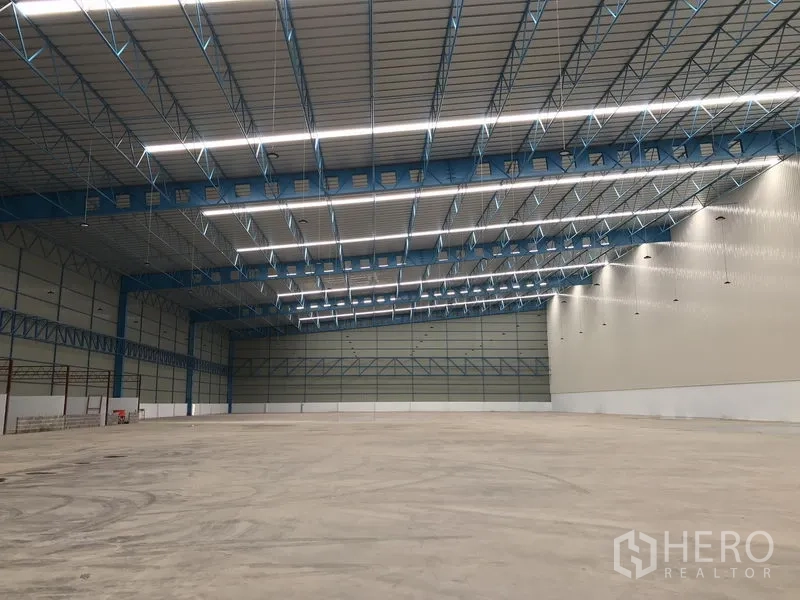 คลังสินค้า ให้เช่าในSamut Prakan - โกดังไร้เสากลาง คานเหล็กสีน้ำเงิน หลังคามีฉนวน และพื้นที่โล่งขนาดใหญ่