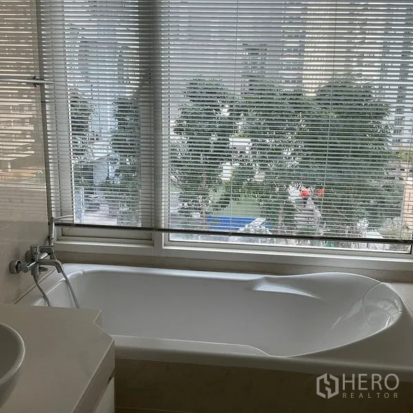 คอนโด ให้เช่าในKhlong Toei, Bangkok - ห้องน้ำมีอ่างอาบน้ำติดหน้าต่างบานใหญ่พร้อมมู่ลี่ มองเห็นวิวเมือง